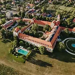 Chateau Hotel Belá